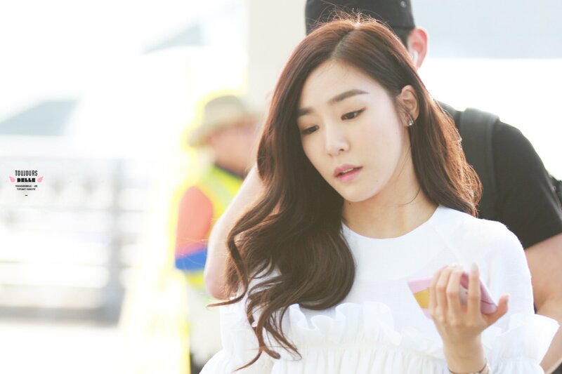 150806 Girls' Generation Tiffany at Incheon Airport documents 3
