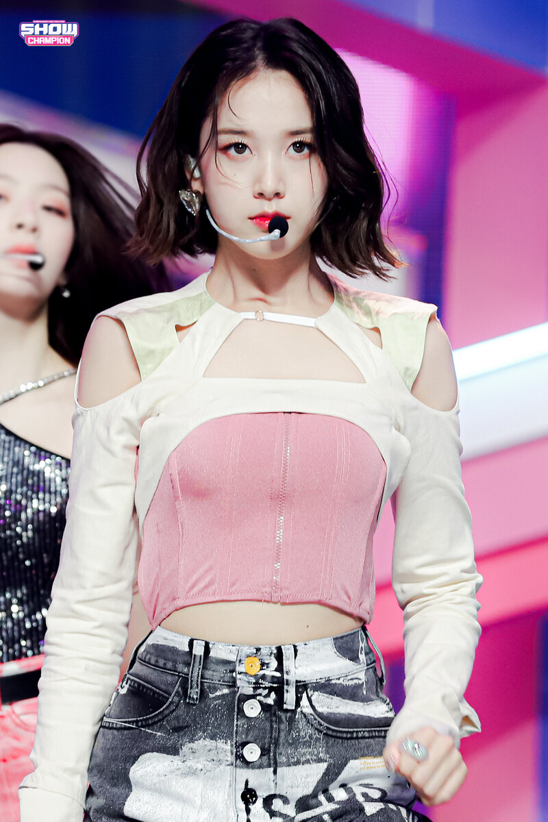 220302 STAYC - 'RUN2U' at Show Champion documents 2