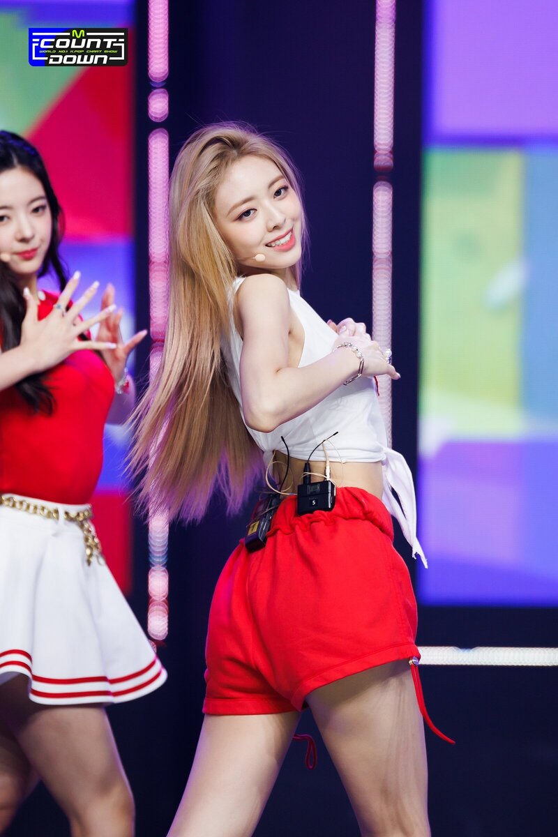 220728 ITZY Yuna - 'SNEAKERS' at M Countdown documents 6