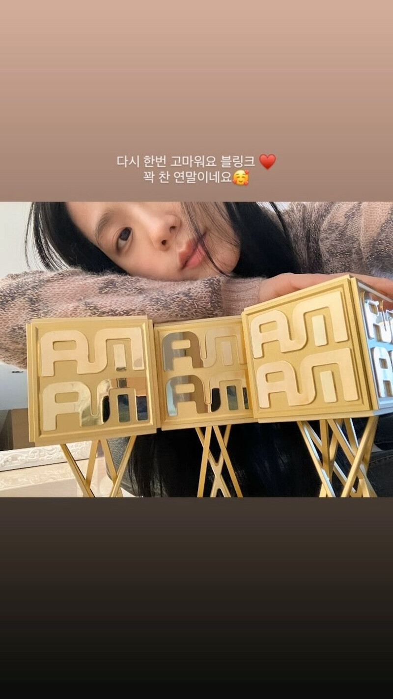 231224 - JISOO Instagram Story Update documents 2