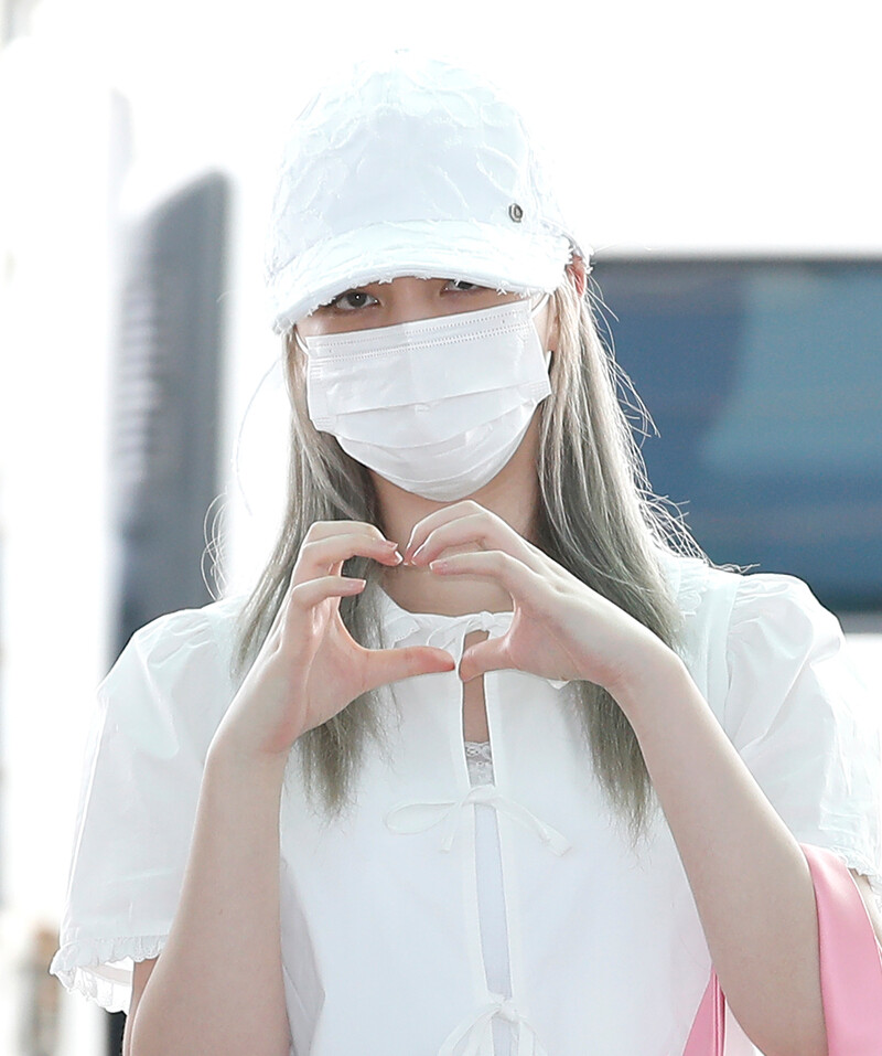 240801 IVE Liz at Incheon International Airport documents 1