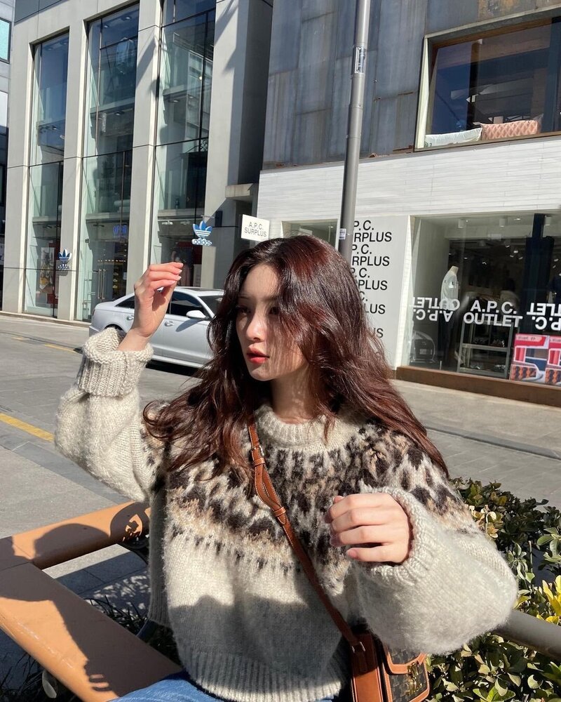 220502 Jung Chaeyeon Instagram Update documents 3