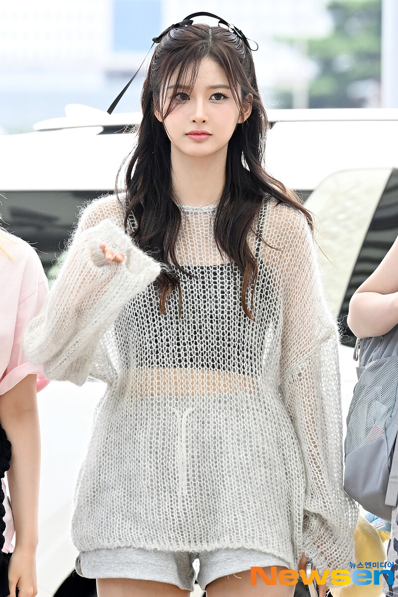 240726 NMIXX Sullyoon at Incheon International Airport documents 5