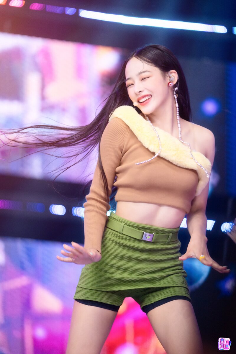 220821 NewJeans Minji - 'Attention' at Inkigayo documents 8