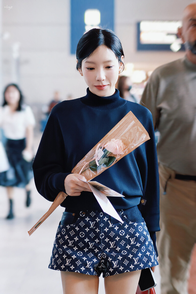 231001 Taeyeon at Incheon International Airport documents 5