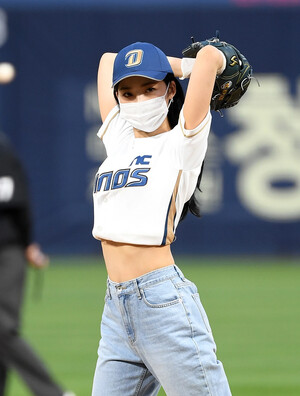 210514 EVERGLOW Sihyeon - First Pitch for NC Dinos