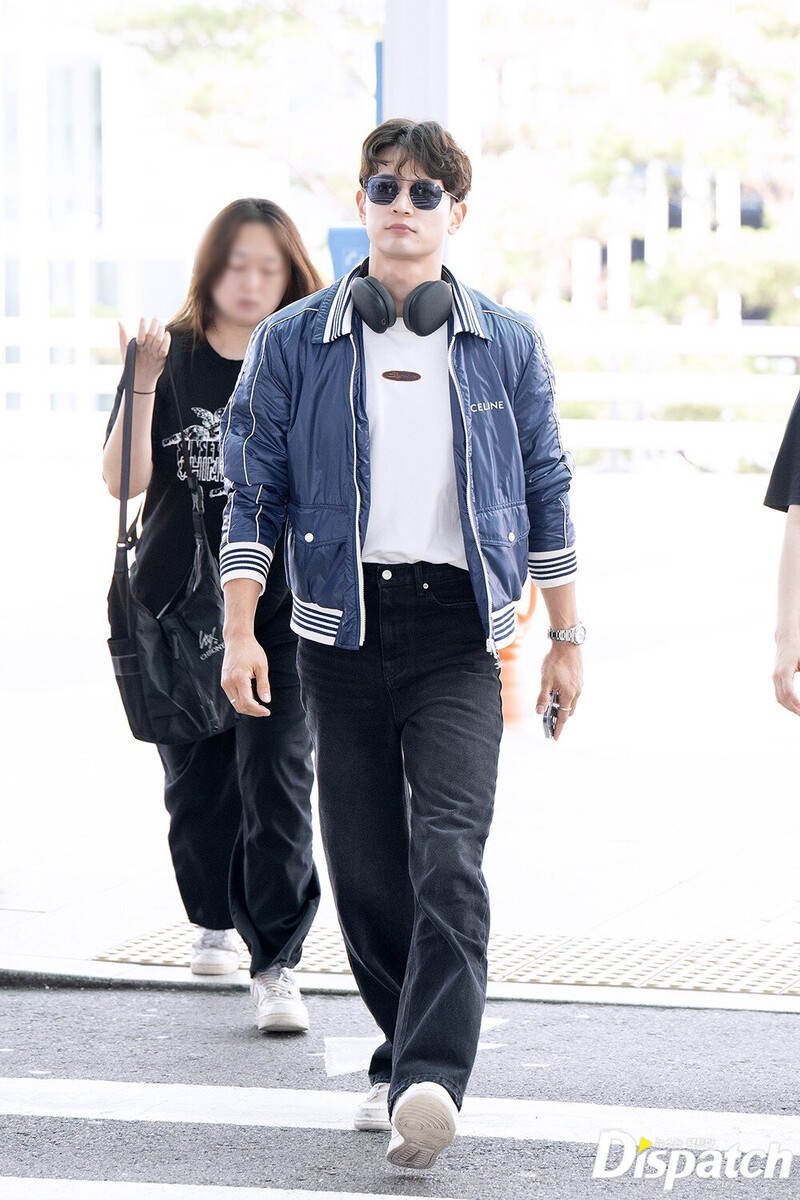 230720 SHINEE Minho at Incheon International Airport heading to Madrid, Spain documents 4