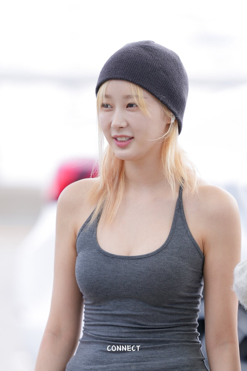 240914 - GISELLE at Incheon International Airport documents 1