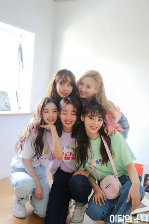 200531 LOONA Naver blog update - BNT: Heejin, Vivi, Jinsoul, Yves, Gowon Behind