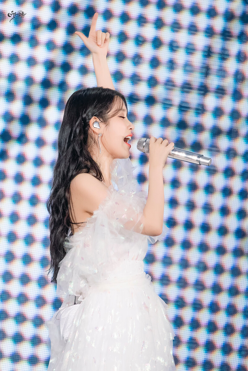 220918 IU - 'The Golden Hour' Concert documents 22