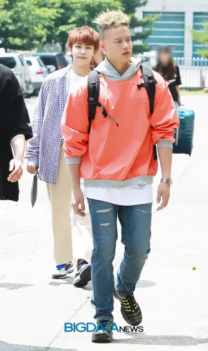 ‪180603 Jung Ilhoon and Peniel on the way to Hello Counselor‬