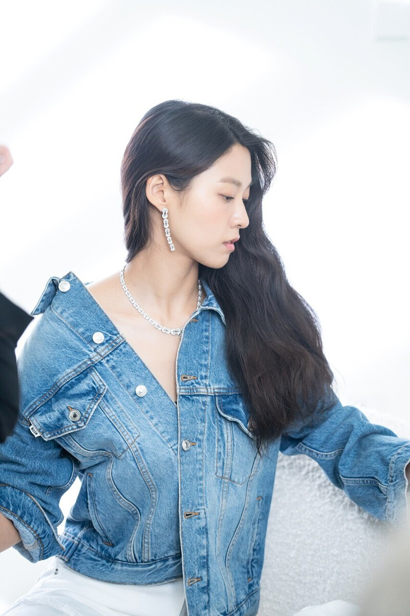 220602 FNC Naver - AOA Seolhyun - Allure Magazine Photoshoot Behind documents 20