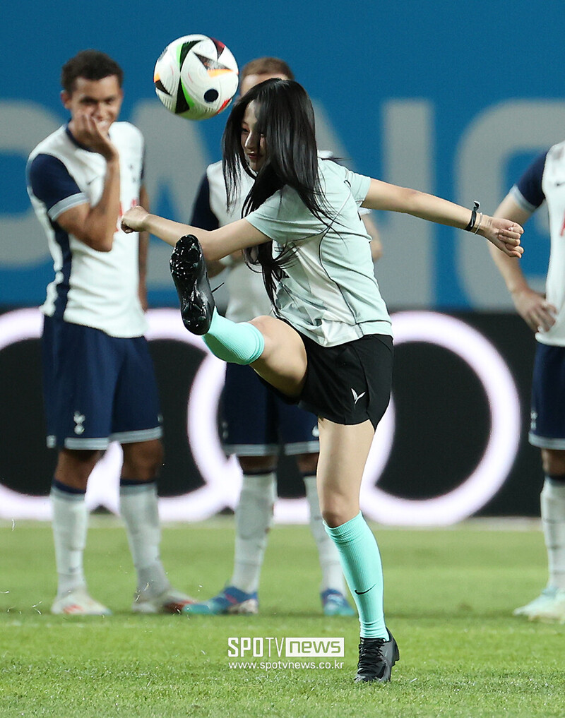 240803 NewJeans' Minji at Bayern Munich vs. Tottenham Hotspur's Halftime Show documents 1