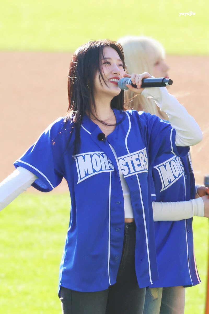 241117 IVE Yujin - First Pitch at Jamsil Baseball Stadium documents 4