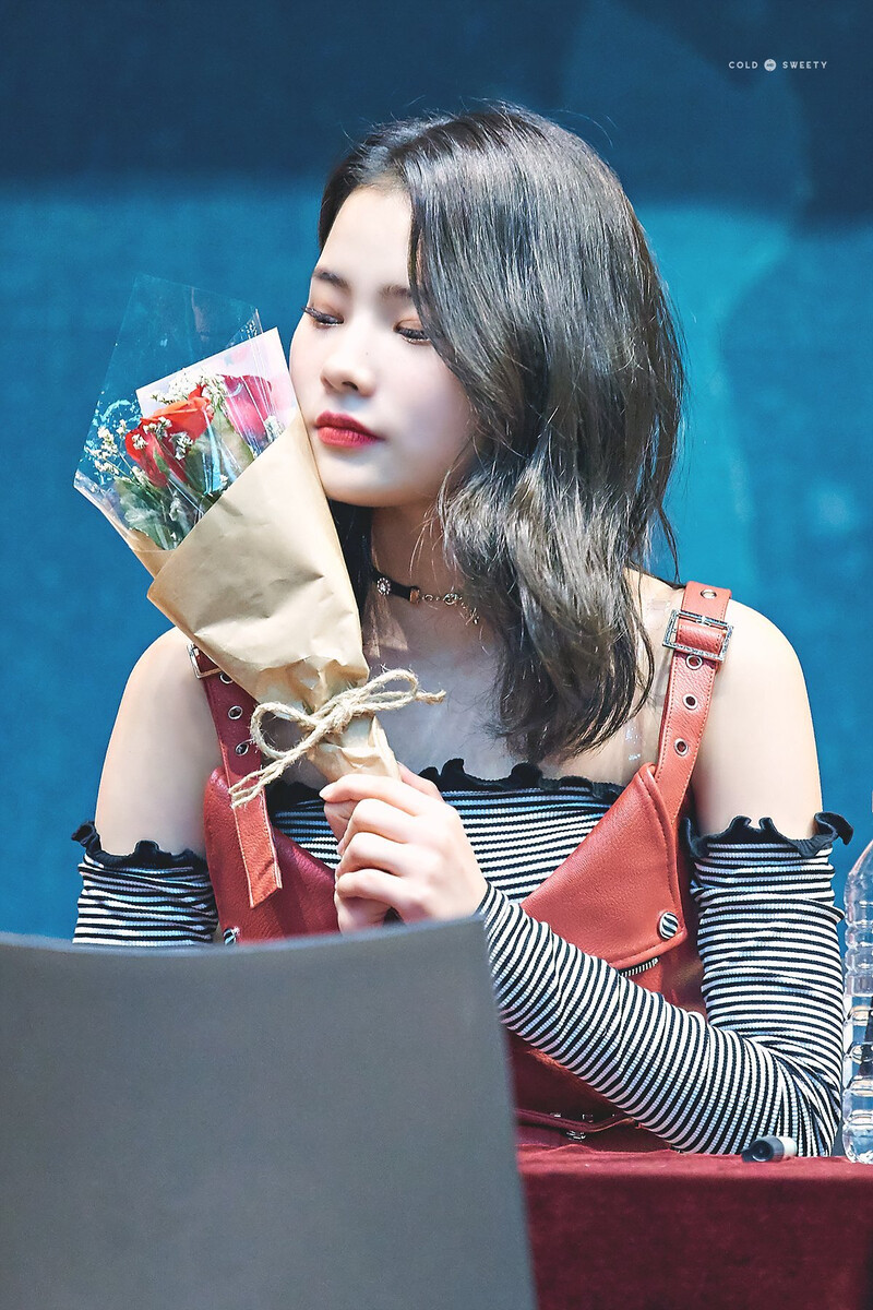 181111 Weki Meki Rina at 'KISS, KICKS' Gangnam Fansign documents 1