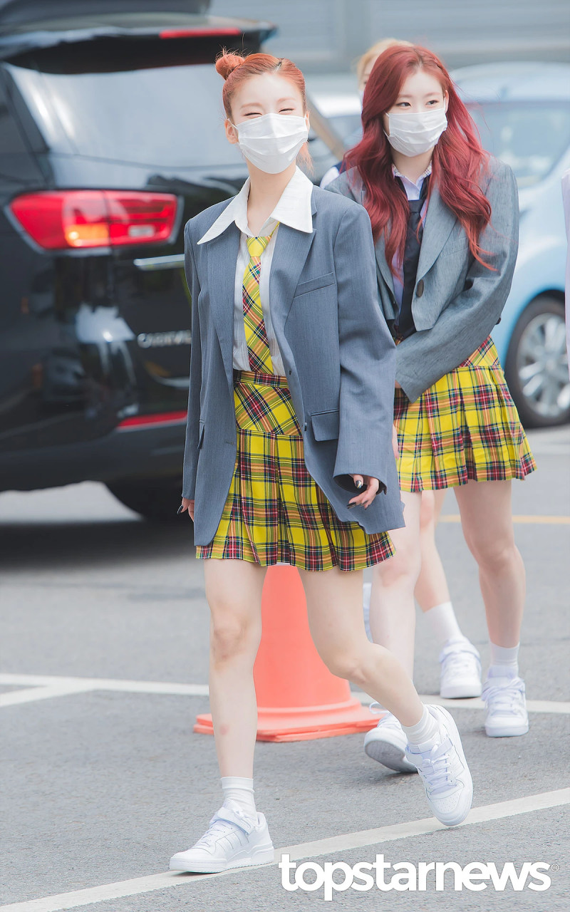 210422 ITZY Yeji on the way to film Knowing Brothers documents 20