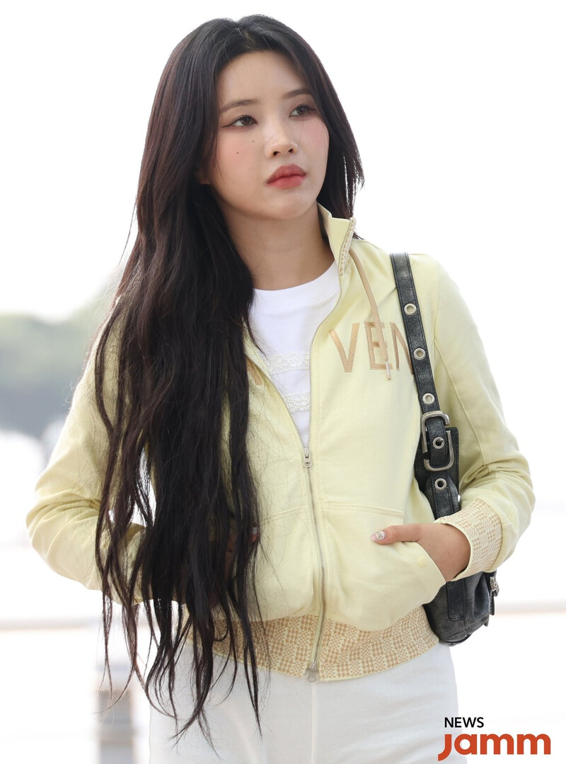 240412 (G)I-DLE Soyeon - ICN Airport documents 1