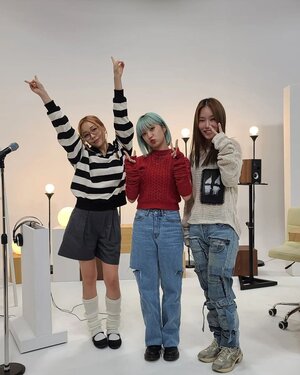 221031 Arirang Radio'Clock Instagram Update with Ashley, Adora, and Yunhway