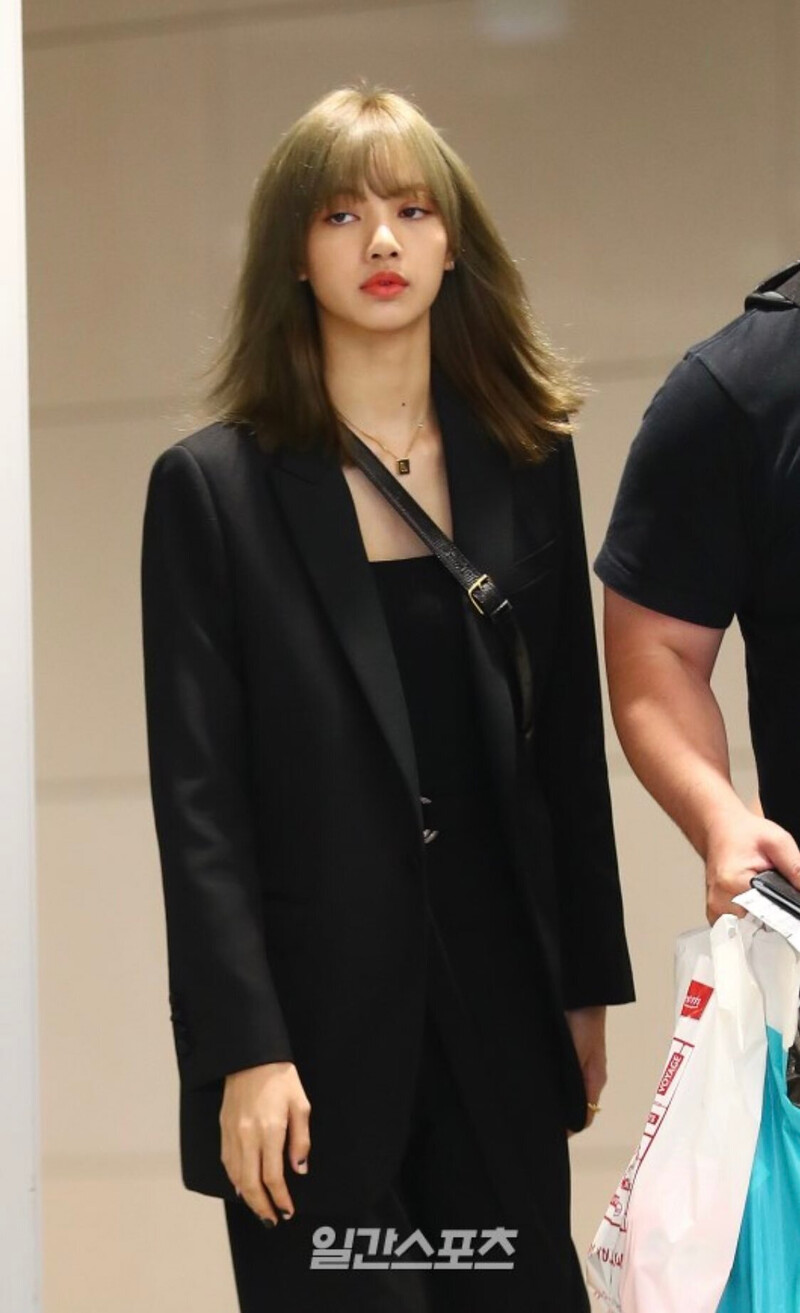 190626 - LISA at Airport Incheon back From Paris documents 8