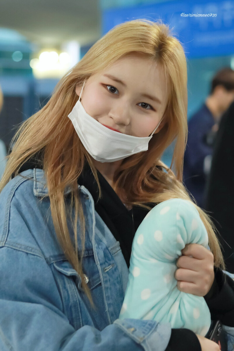 191029 Weki Meki Elly at Incheon Airport documents 2