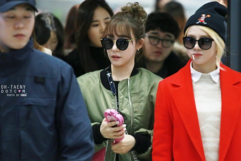 150105 Girls' Generation Tiffany at Incheon Airport documents 4