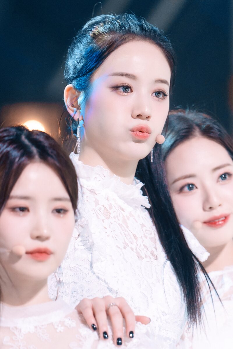 220123 fromis_9 - 'DM' at Inkigayo documents 17