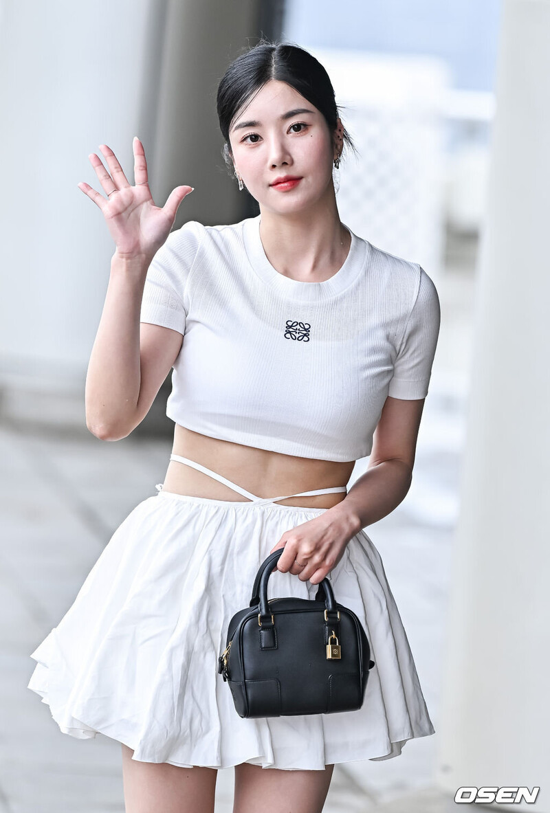 230713 Eunbi at Seoul's Gimpo International Airport heading to Japan documents 2