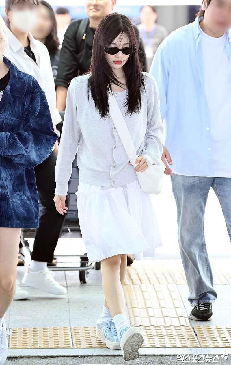 240719 aespa Ningning at Incheon International Airport documents 2