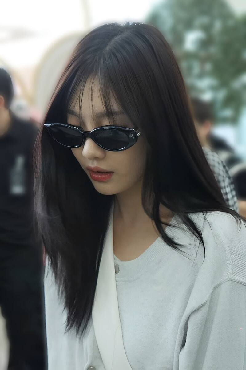 240719 aespa Ningning at Incheon International Airport documents 5