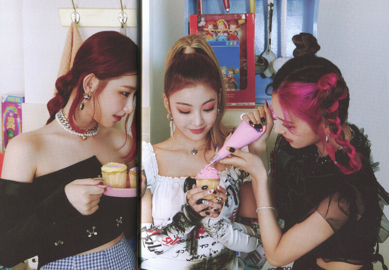 ITZY 'Crazy In Love' Album Scans documents 7