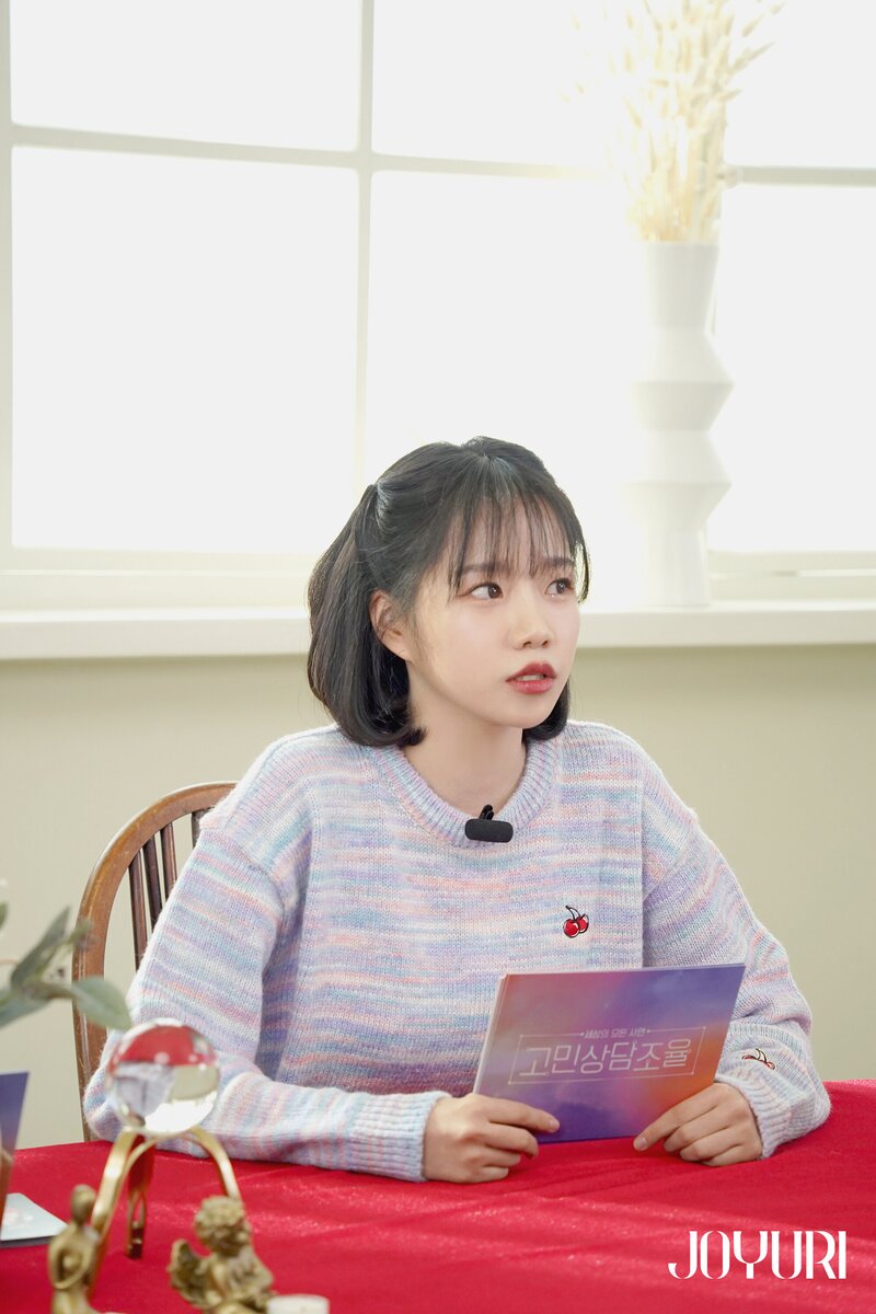 220112 Jo Yuri Cafe Update - 'Counseling Jo Yuri' Behind documents 4
