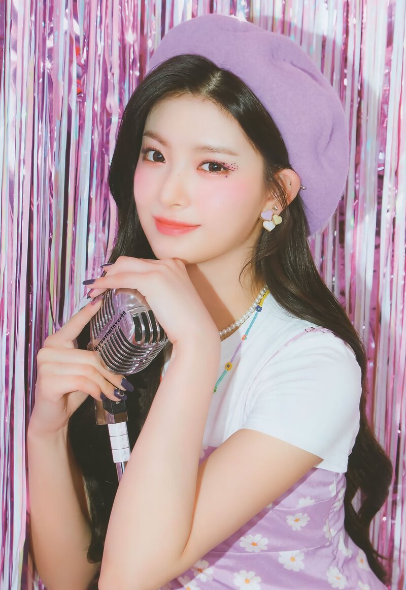 EVERGLOW 'FOREVER' 1st Fanclub Kit Scans documents 19