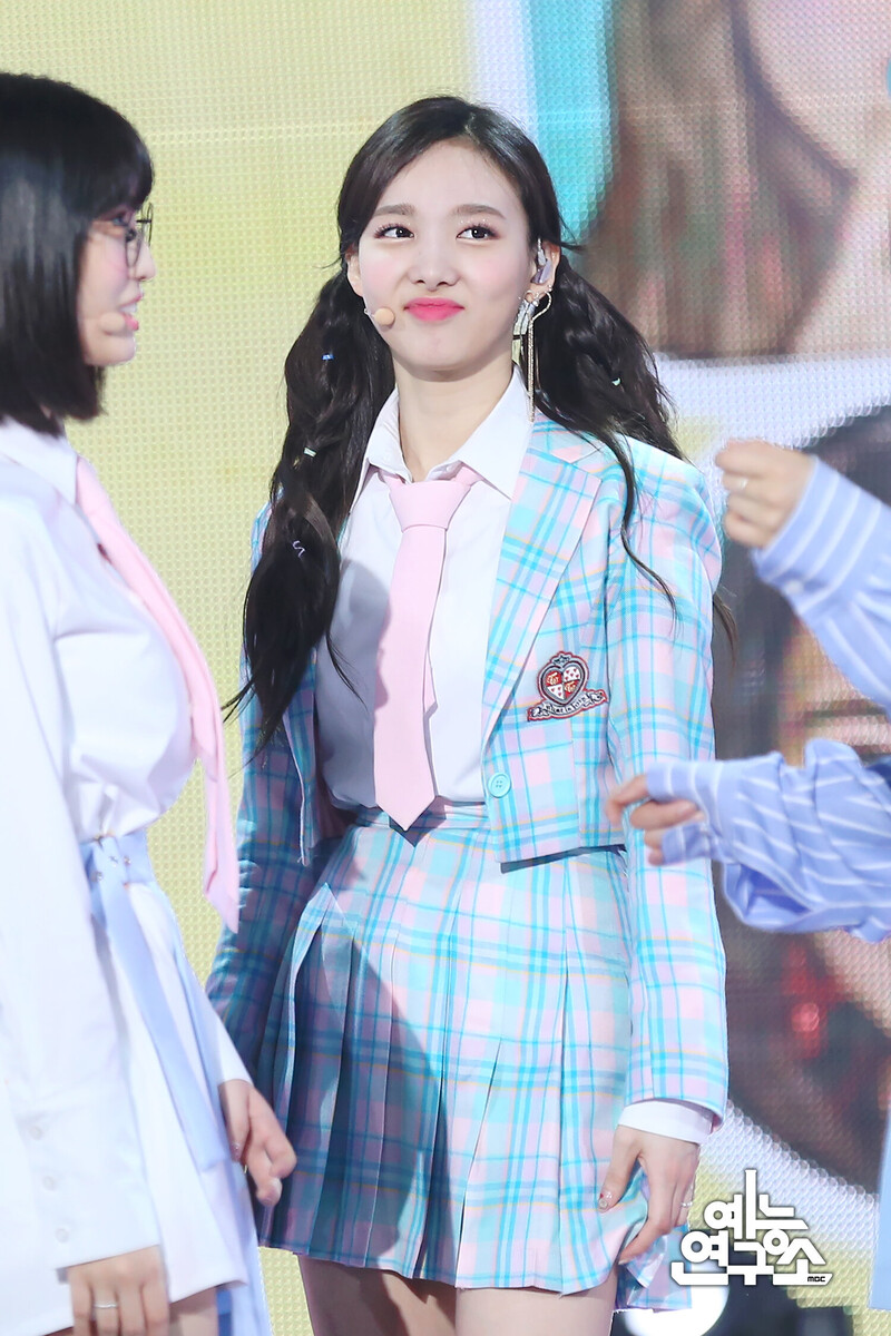 180428 TWICE Nayeon - 'What is Love?' at Music Core documents 4