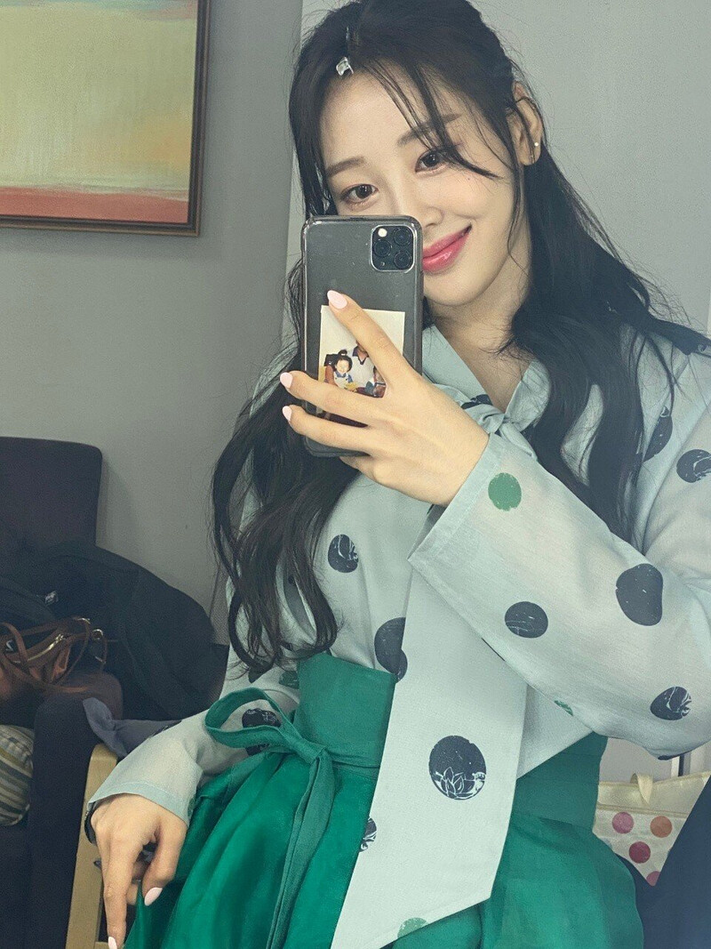 210719 LOONA Vlive Update - Yves documents 4