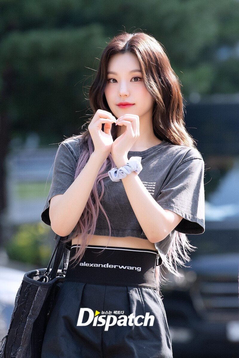 220729 ITZY Yeji - Music Bank Commute | kpopping