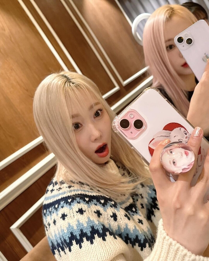 231231 Yoohyeon Instagram Update with Handong and Gahyeon documents 2