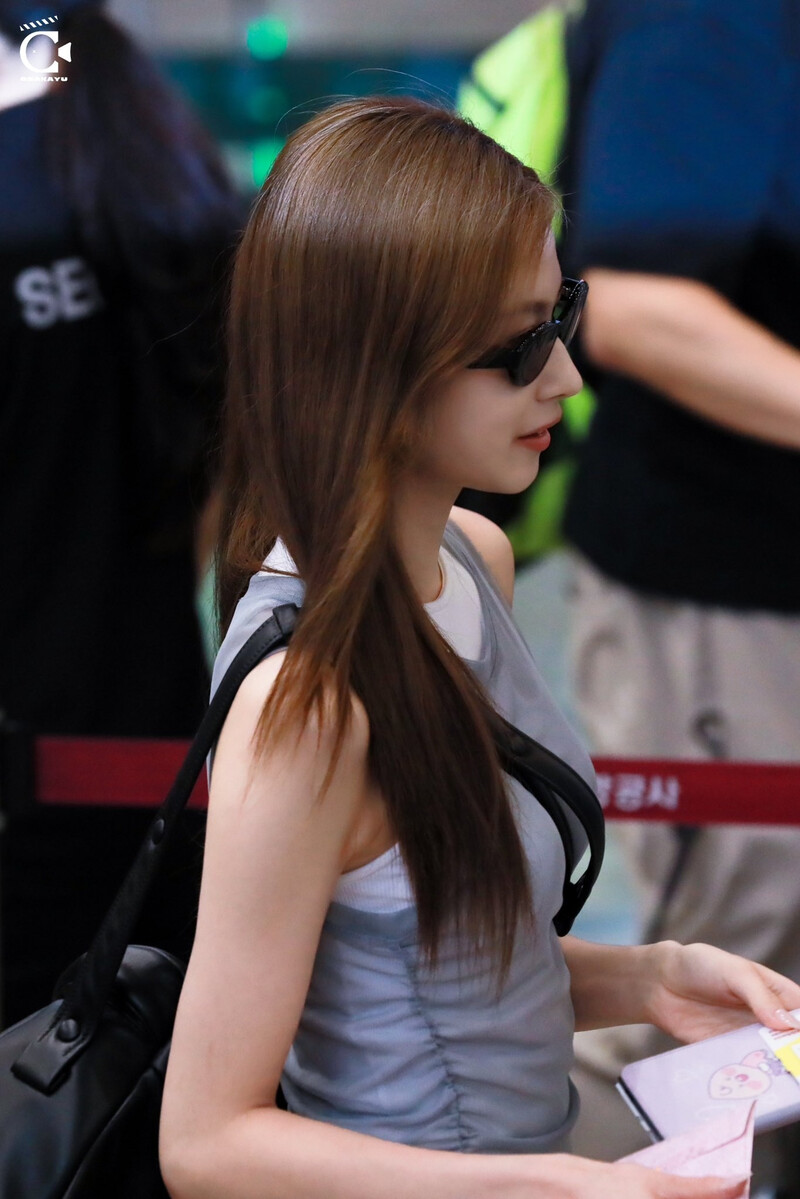 240726 TWICE Sana at Gimpo International Airport documents 3