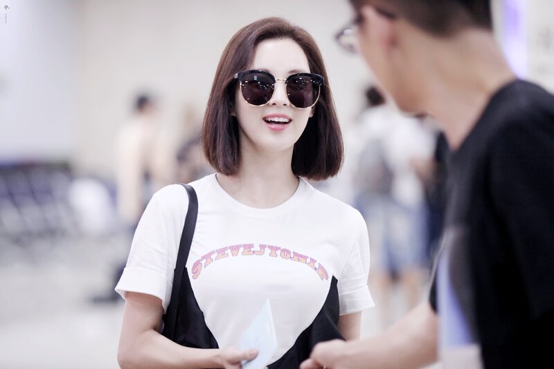 170717 Girls' Generation Seohyun at Gimpo Airport documents 2