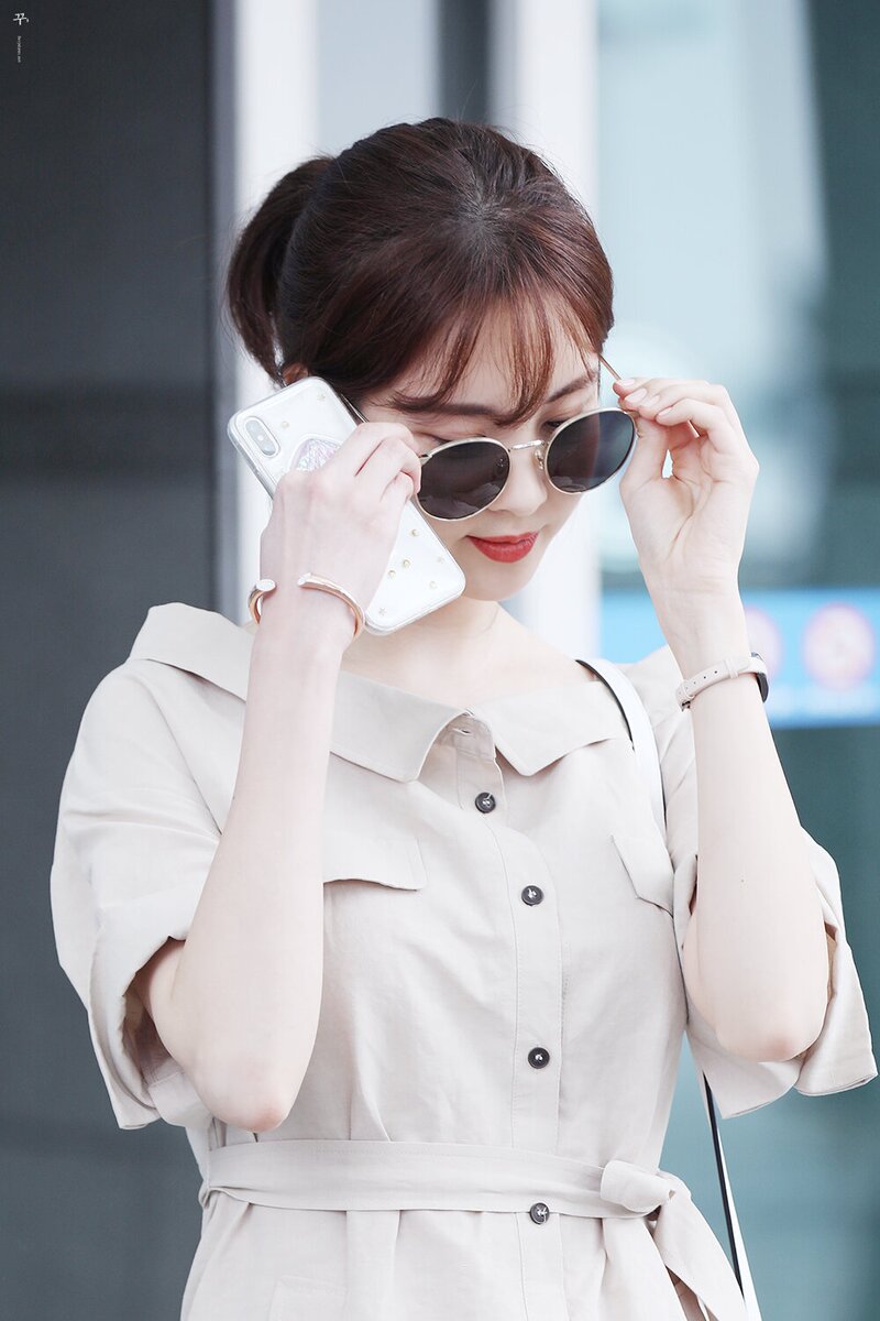 180430 Girls' Generation Seohyun at Incheon Airport documents 10