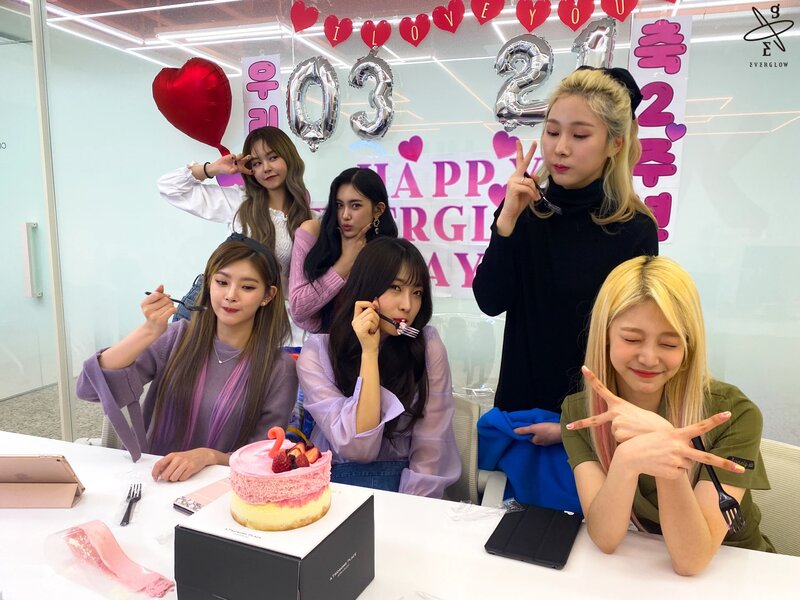 210323 Yuehue Naver Post - EVERGLOW 2nd Anniversary documents 19