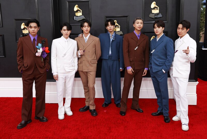 220404 BTS at GRAMMYs 2022 Red Carpet documents 4