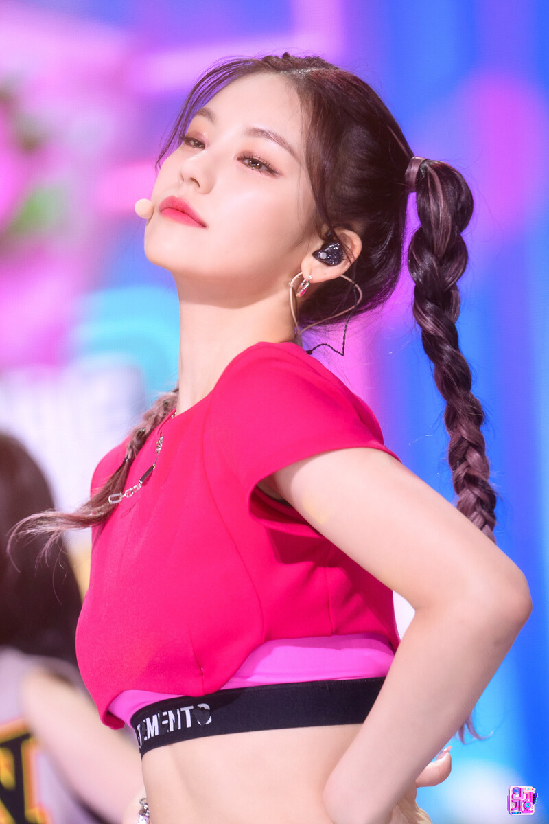 220724 ITZY Yeji - 'SNEAKERS' at Inkigayo documents 2