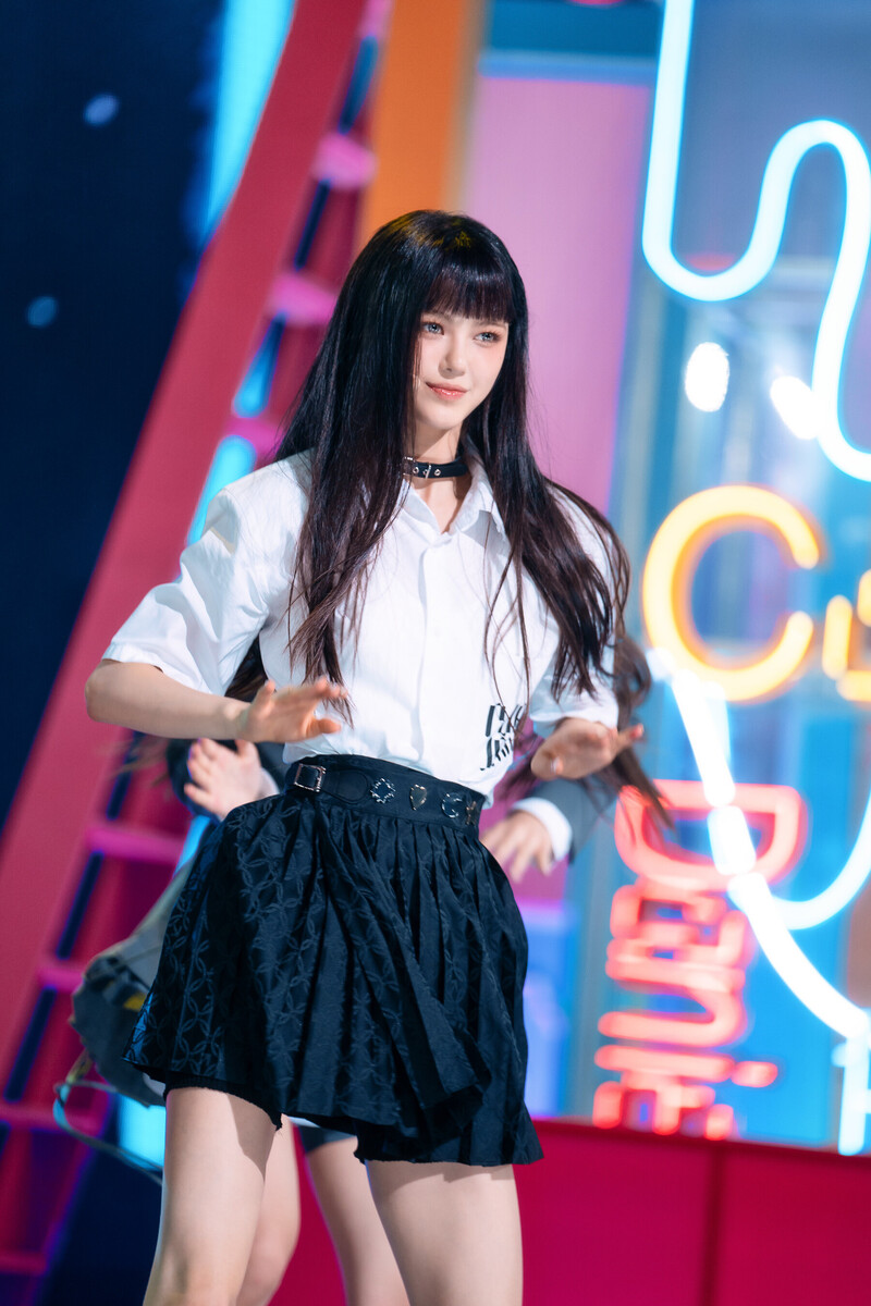 220807 NewJeans Danielle 'Cookie' at Inkigayo documents 11