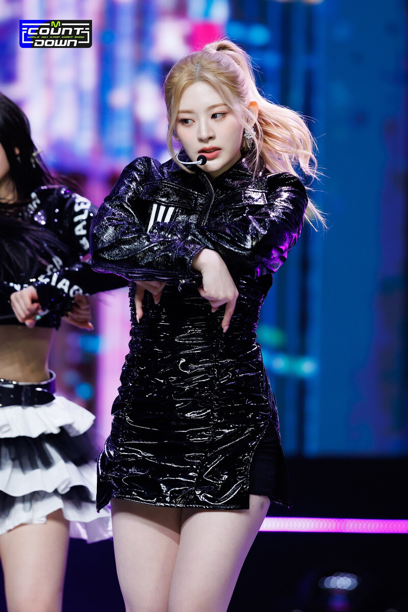 221229 STAYC Seeun 'RUN2U' at M Countdown documents 10