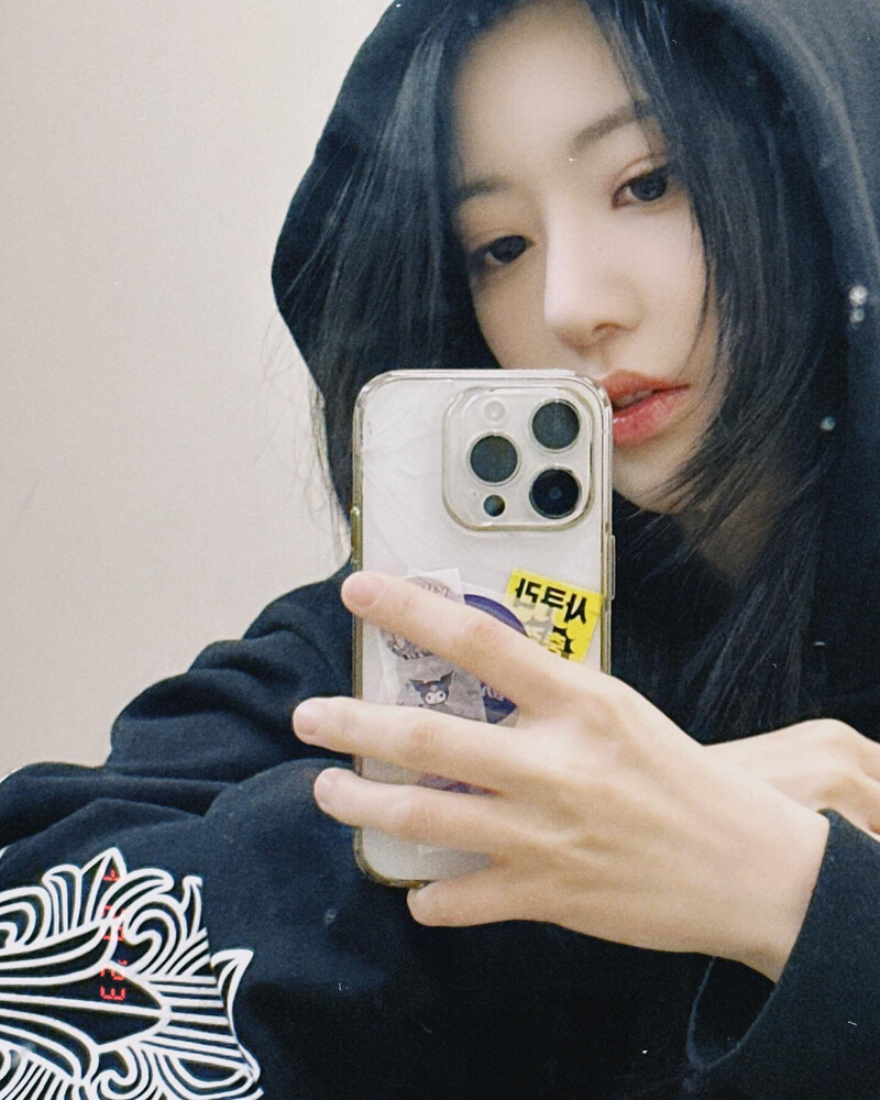 230329 LE SSERAFIM Sakura Instagram Update documents 1