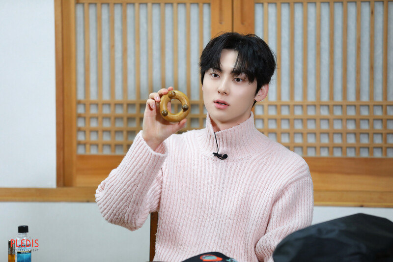 230504 Hwang Minhyun Weverse Update -‘What’s in My Bag’ Photo Sketch documents 4