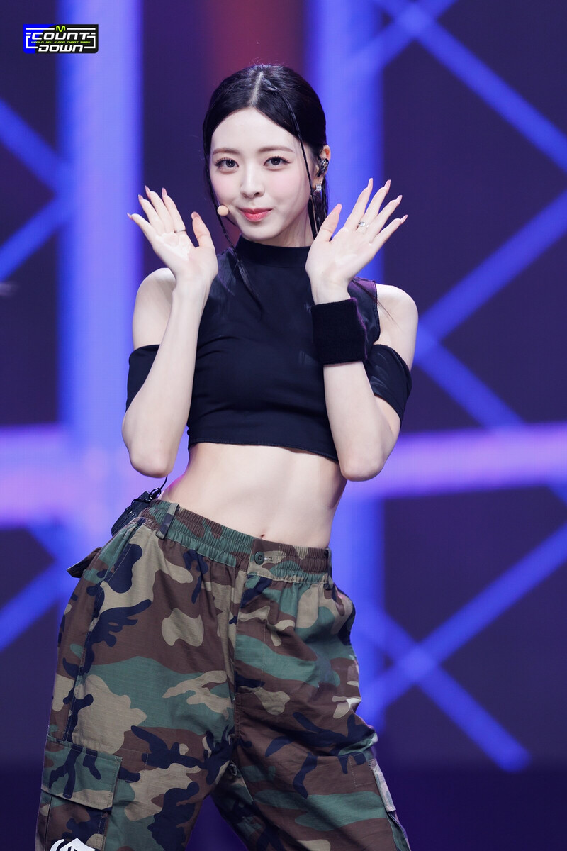 230824 ITZY Yuna - 'Cake' at M COUNTDOWN documents 14