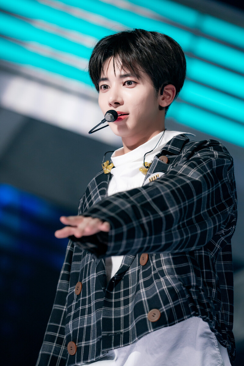 231015 TXT Taehyun - 'Back for More' and 'Chasing That Feeling' at Inkigayo documents 5