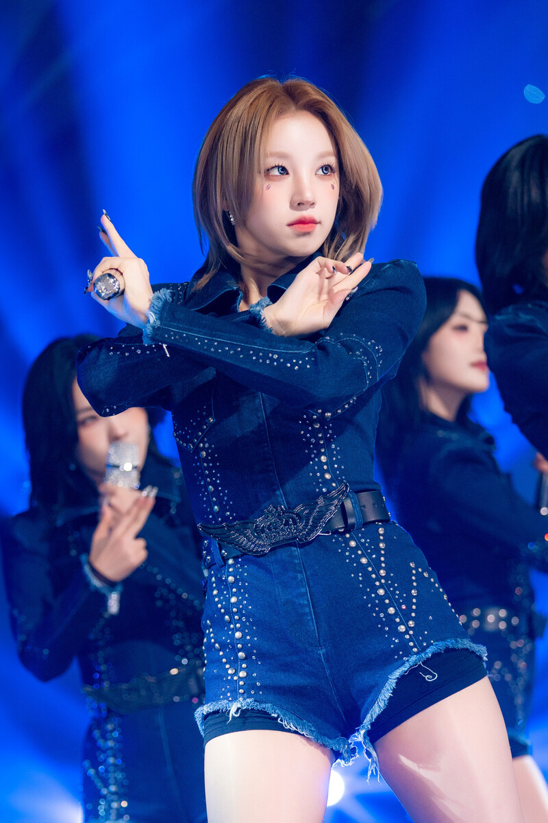 240204 (G)I-DLE Yuqi - 'Super Lady' at Inkigayo documents 11