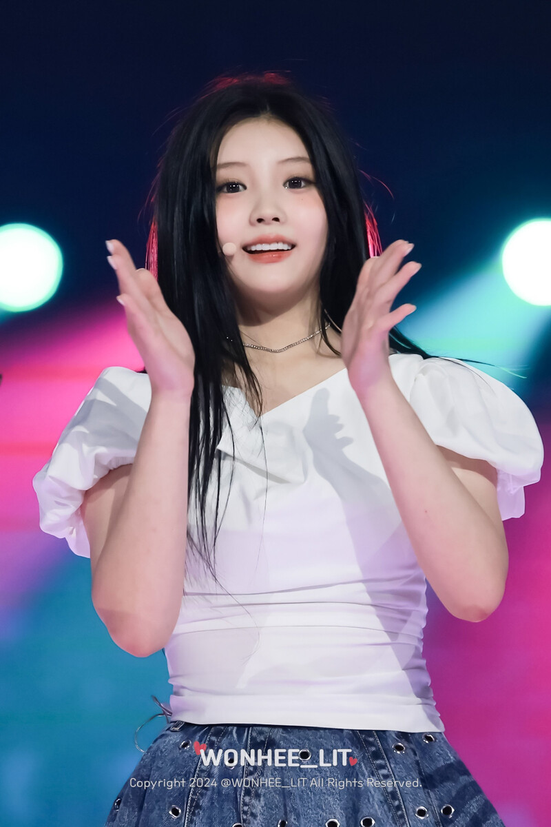 240602 ILLIT Wonhee at K-Wave Concert Inkigayo documents 9